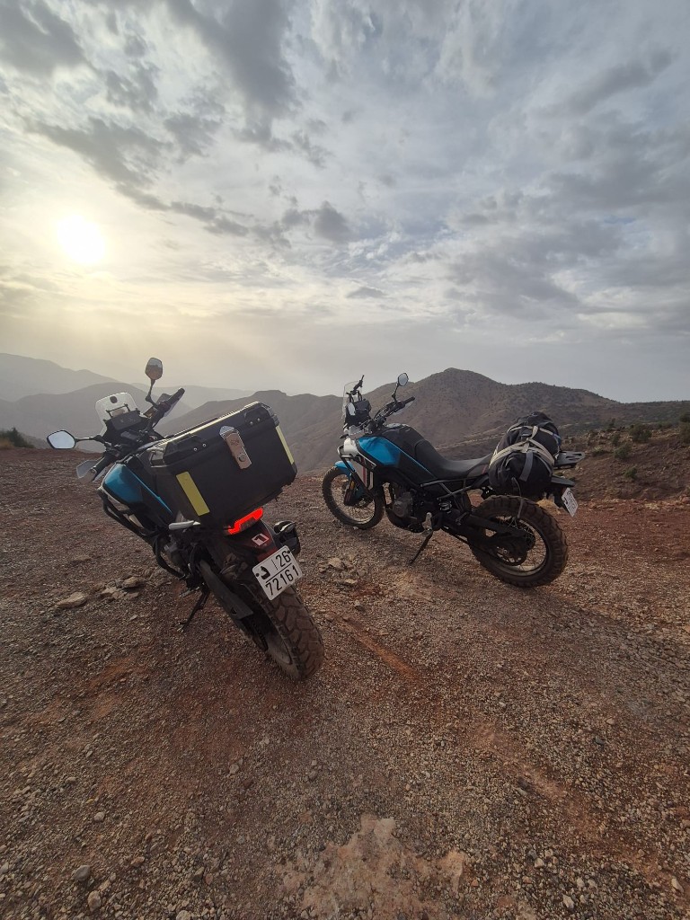 Motard en lacets — route de montagne dans l'Atlas, circuit moto Road Aventura