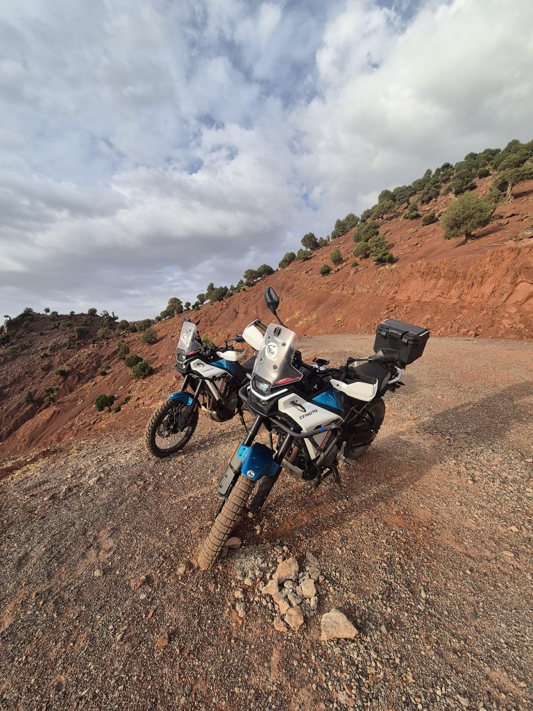 Deux motos d'aventure au coucher du soleil — panorama sur les montagnes du Maroc