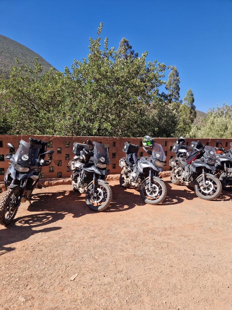 Groupe de motards heureux devant la kasbah — camaraderie sur la route