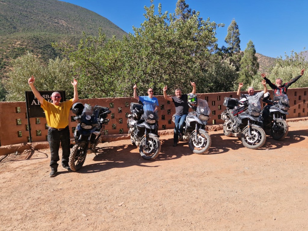 Équipe de motards célébrant l'aventure — circuit moto Maroc Road Aventura