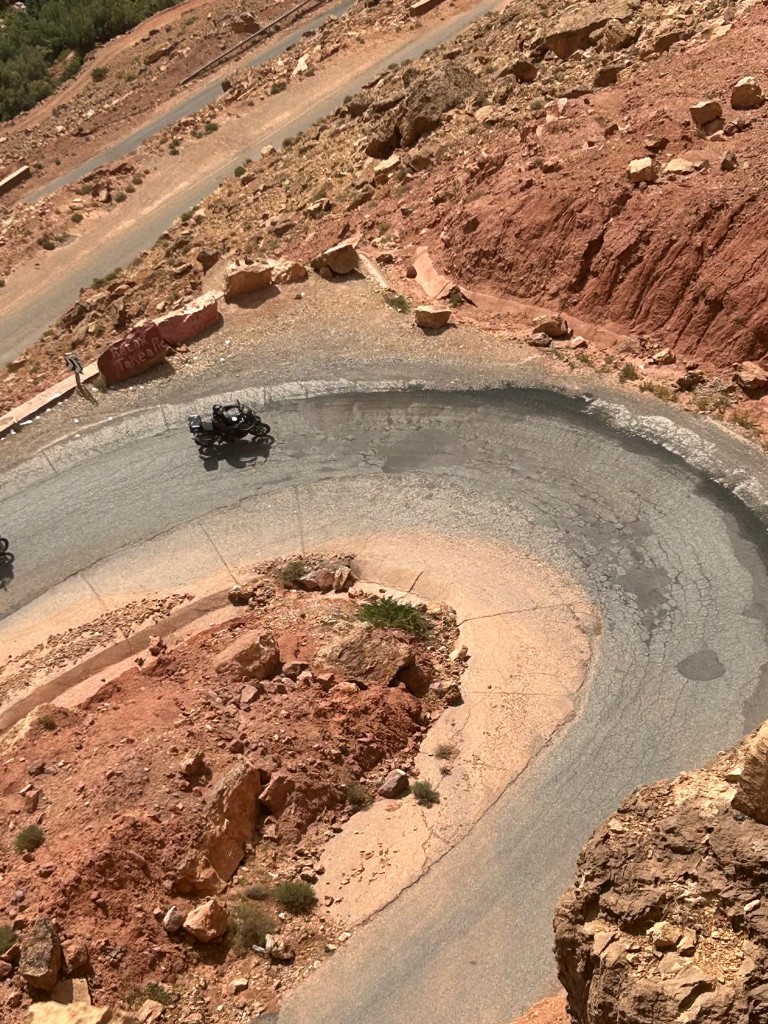 Motos d'aventure sur piste rouge — pistes du Haut Atlas