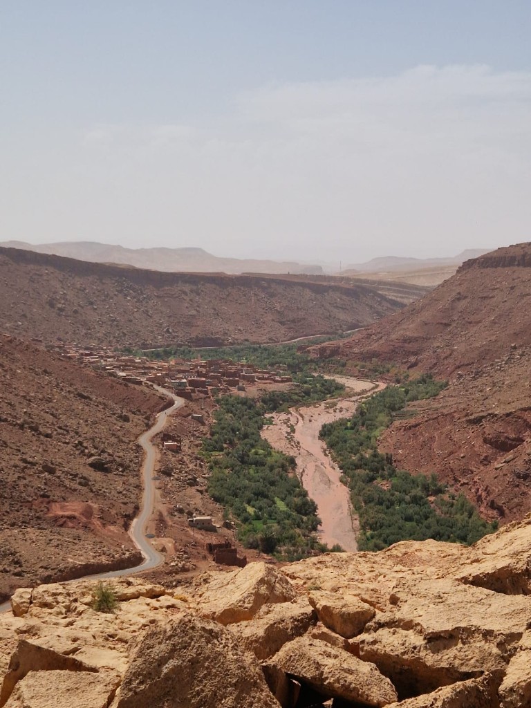 Oasis verdoyante au fond d'un canyon — vue aérienne Atlas, circuit moto