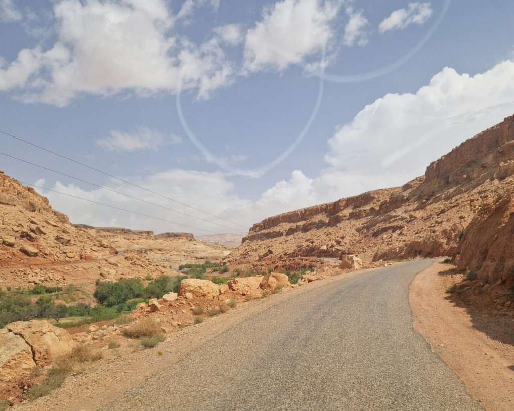 Route sinueuse dans les gorges — paysage désertique du Maroc