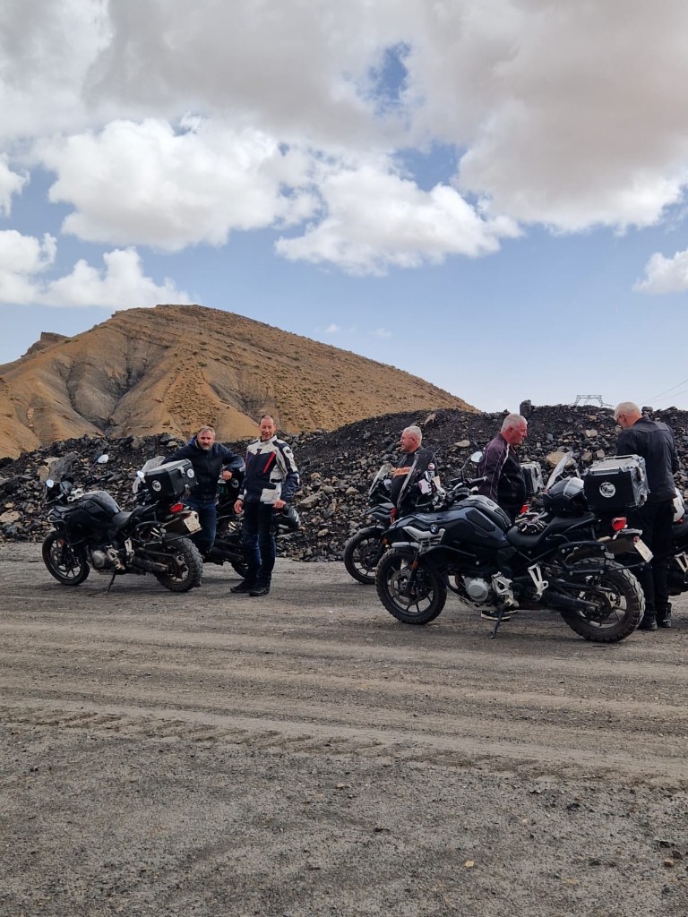 Groupe de motards BMW GS — pause devant les montagnes