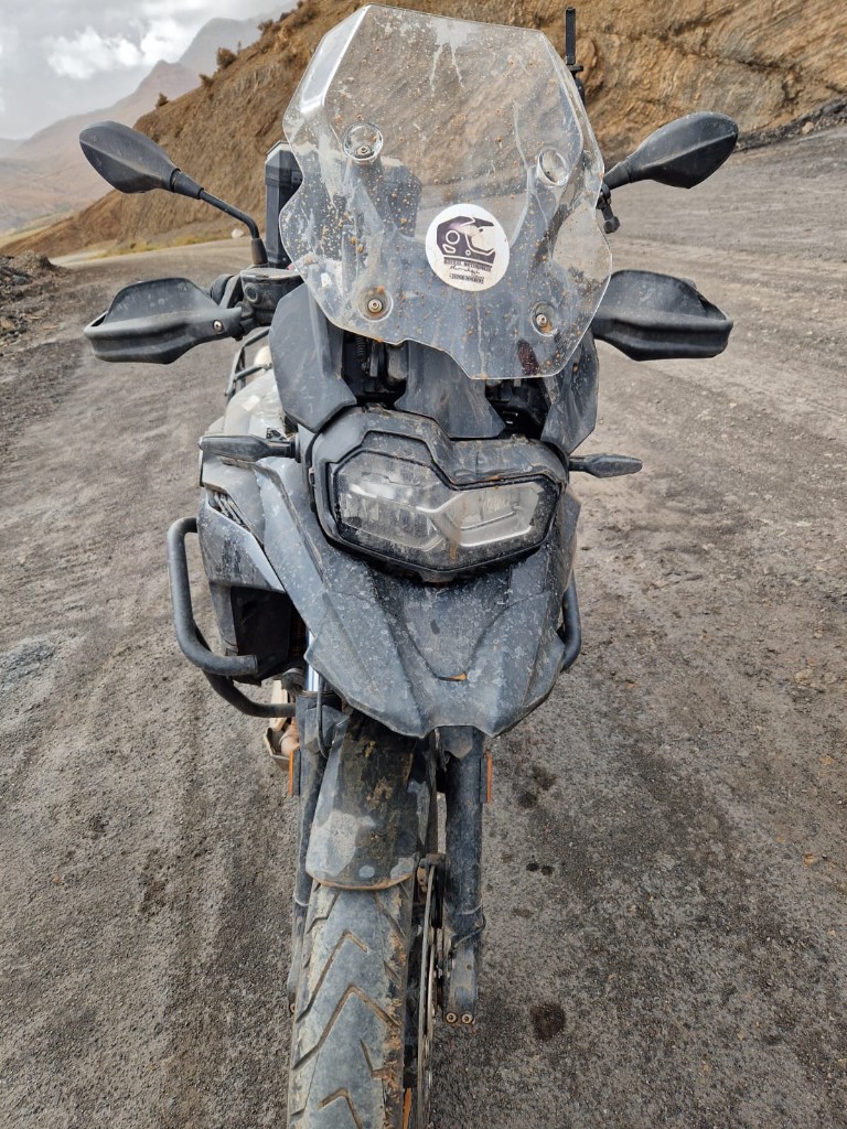 BMW GS poussiéreuse sur piste de montagne — aventure Road Aventura