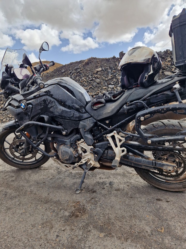 Trail BMW GS sur chemin de terre — circuit moto Maroc