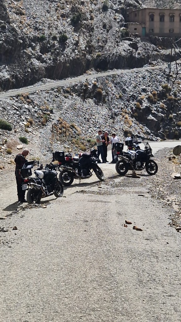 Trois motos d'aventure sur un col — Atlas marocain