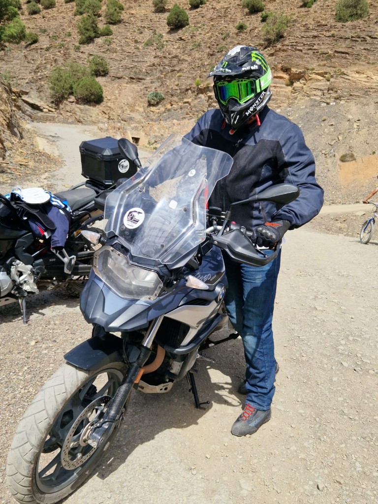 Motard et BMW F 850 GS sur piste — étape circuit moto