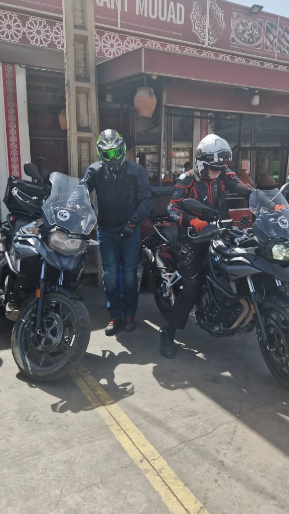 Restaurant Mouad — motards devant l'étape locale