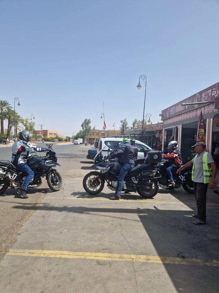 Groupe de motards au marché — pause sur la route