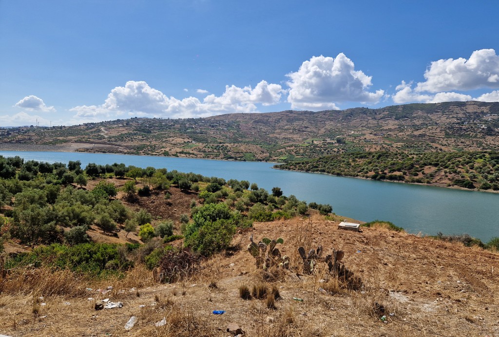 Lac de montagne entouré d'oliviers — Haut Atlas
