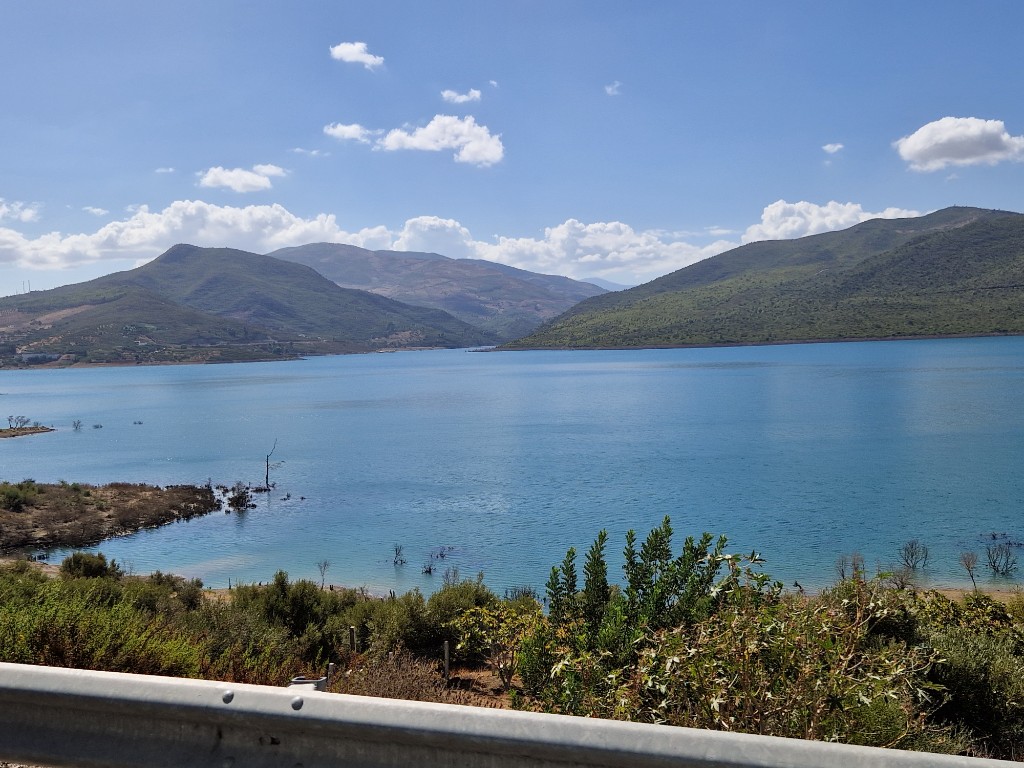 Lac de montagne — étape d'un circuit au Maroc